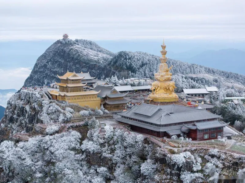 峨眉山古老寺庙建筑，展现千年历史的木质结构和传统中国佛教建筑风格