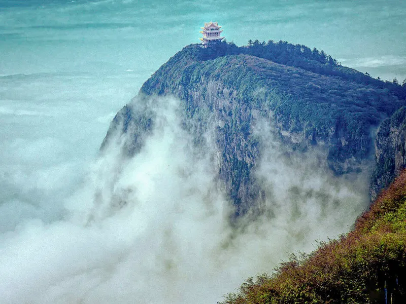 峨眉山自然景观，展示云雾缭绕的山峰、茂密的森林和蜿蜒的山路