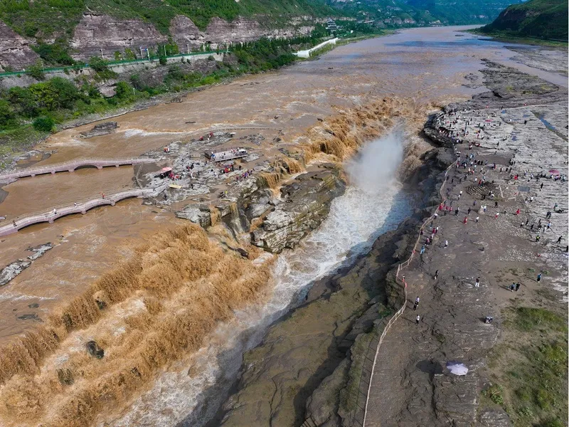 Modern environmental challenges facing the Yellow River, showing ecosystems, water management, and conservation efforts.