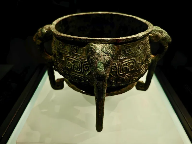 An artistic depiction of the Western Zhou Dynasty, featuring bronze ritual vessels, early feudal governance, and symbols of the Mandate of Heaven, representing the foundations of ancient Chinese civilization.