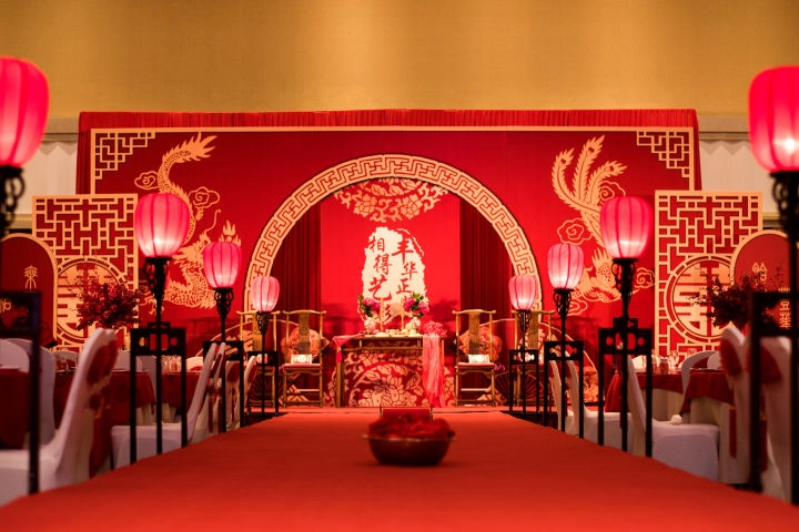 An educational visual showing a traditional Chinese wedding, highlighting red lanterns, bridal sedan chairs, ceremonial rituals, and the historical evolution from Zhou dynasty Six Rites to Ming and Qing engagement and wedding stages, emphasizing cultural significance and symbolism in family, society, and auspiciousness.