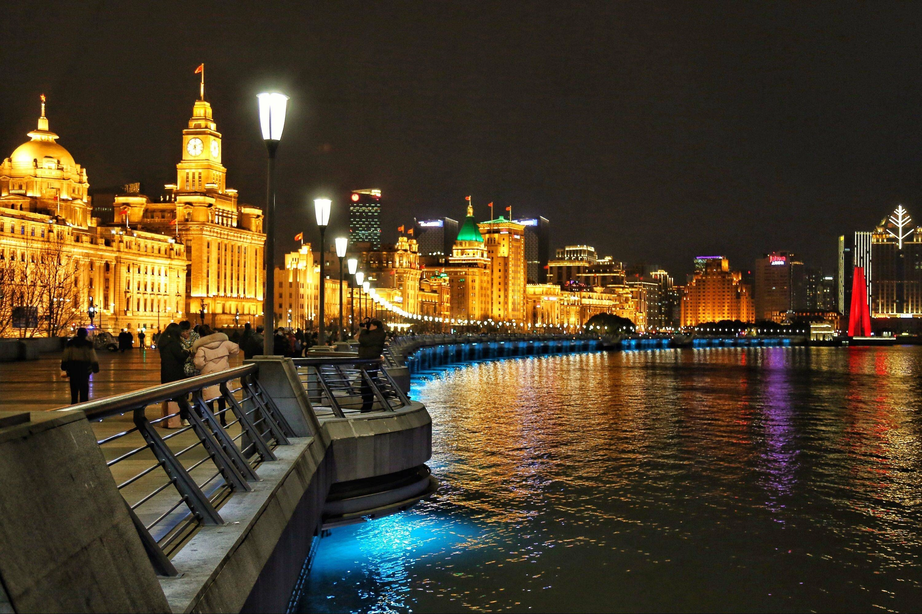 Historical illustration of fishermen in the Yangtze River using wooden stakes and bamboo cages called “沪” to catch fish.