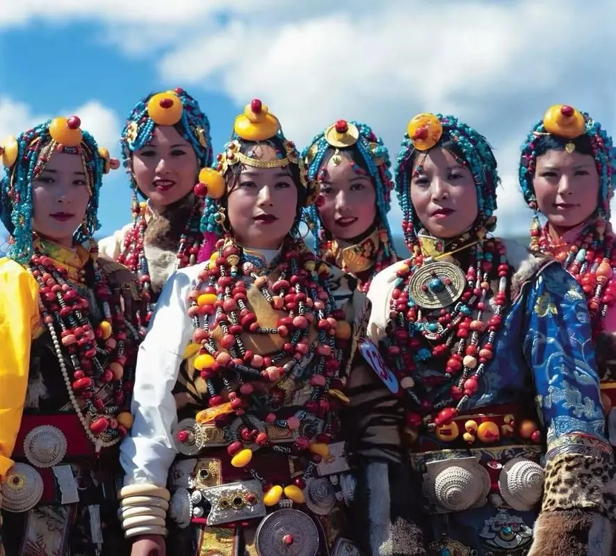 Tibetan ethnic minority traditional clothing